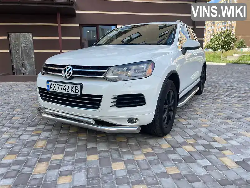 Позашляховик / Кросовер Volkswagen Touareg 2013 3.6 л. Автомат обл. Київська, Вишневе - Фото 1/18