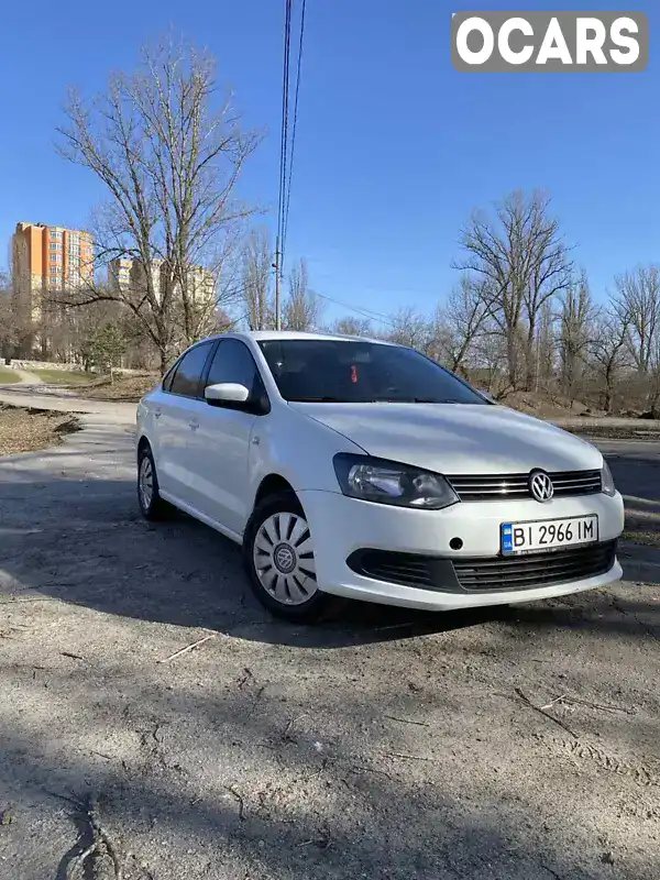 Седан Volkswagen Polo 2014 1.6 л. Автомат обл. Кіровоградська, Світловодськ - Фото 1/12