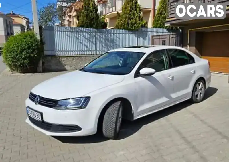 Седан Volkswagen Jetta 2013 1.6 л. Ручна / Механіка обл. Закарпатська, Ужгород - Фото 1/21