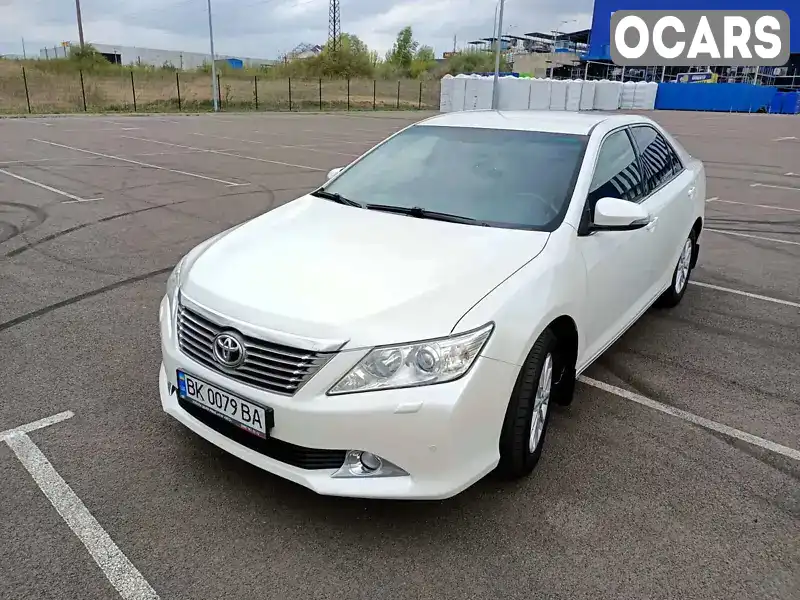 Седан Toyota Camry 2014 2.49 л. Автомат обл. Ровенская, Ровно - Фото 1/16