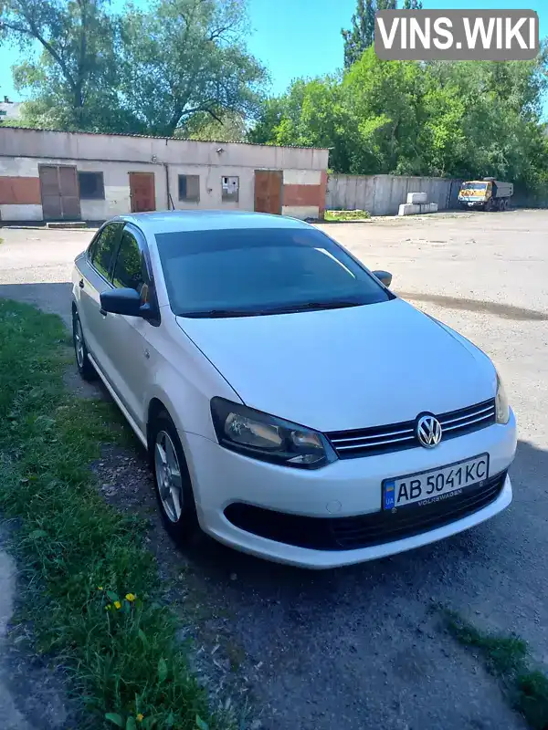 Седан Volkswagen Polo 2012 1.6 л. Ручна / Механіка обл. Вінницька, Могилів-Подільський - Фото 1/17