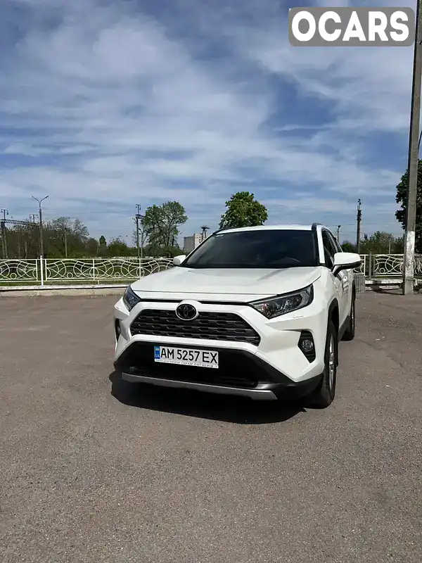 Позашляховик / Кросовер Toyota RAV4 2021 2 л. Автомат обл. Житомирська, Коростень - Фото 1/21