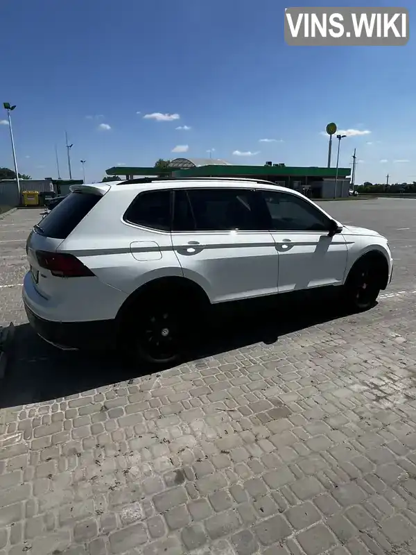 3VV0B7AX7JM016811 Volkswagen Tiguan 2017 Позашляховик / Кросовер 1.98 л. Фото 3