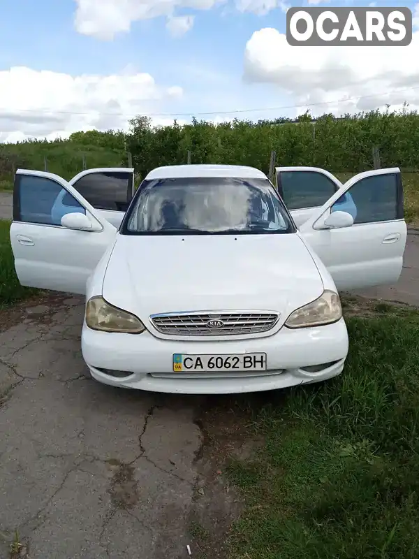 Седан Kia Clarus 1998 null_content л. Ручна / Механіка обл. Черкаська, Тальне - Фото 1/10