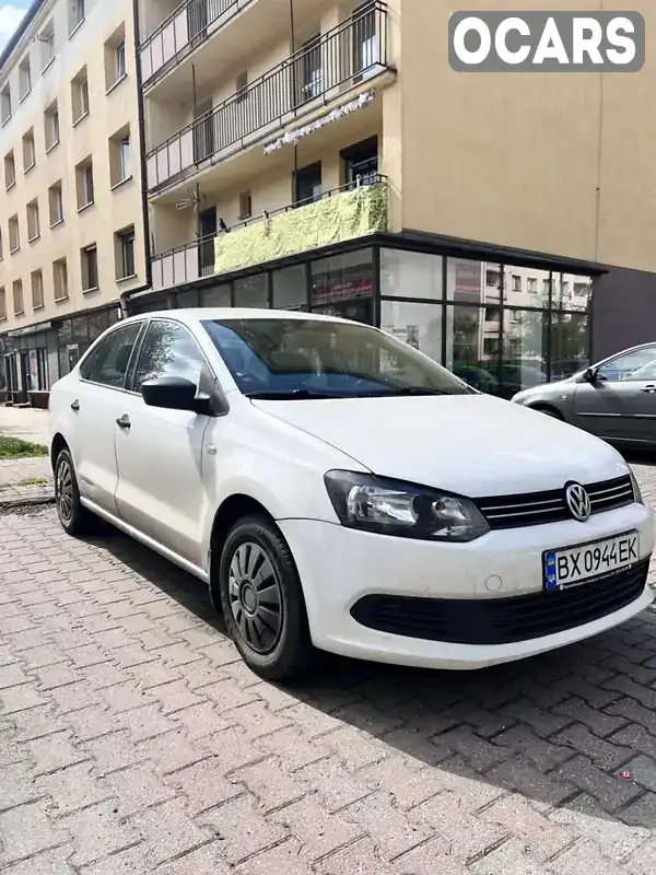 Седан Volkswagen Polo 2012 1.6 л. Ручна / Механіка обл. Хмельницька, Кам'янець-Подільський - Фото 1/9