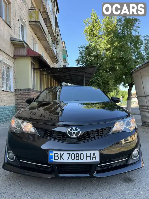 Седан Toyota Camry 2014 2.49 л. Автомат обл. Ровенская, Ровно - Фото 1/21