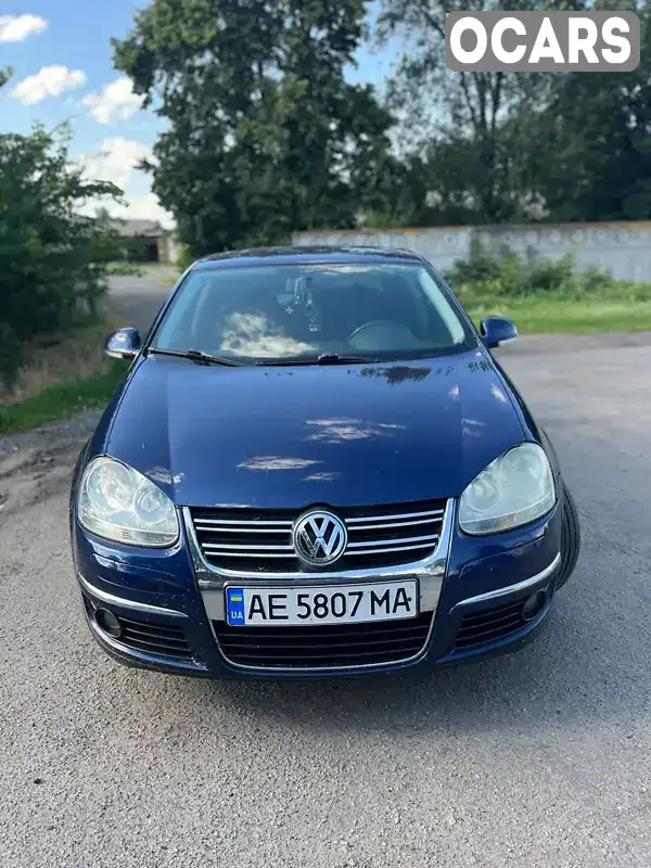 Седан Volkswagen Jetta 2009 1.6 л. Ручна / Механіка обл. Дніпропетровська, П'ятихатки - Фото 1/10