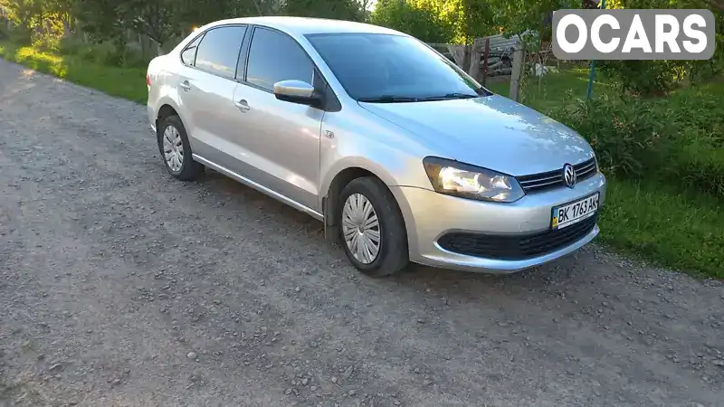 Седан Volkswagen Polo 2013 1.6 л. Ручна / Механіка обл. Рівненська, Млинів - Фото 1/21