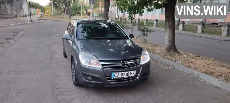 Седан Opel Astra 2011 1.6 л. Ручная / Механика обл. Черкасская, Черкассы - Фото 1/21