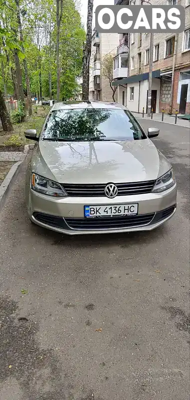 Седан Volkswagen Jetta 2012 2 л. Автомат обл. Рівненська, Рівне - Фото 1/4