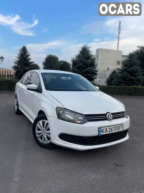 Седан Volkswagen Polo 2013 1.6 л. Ручная / Механика обл. Днепропетровская, Каменское (Днепродзержинск) - Фото 1/9