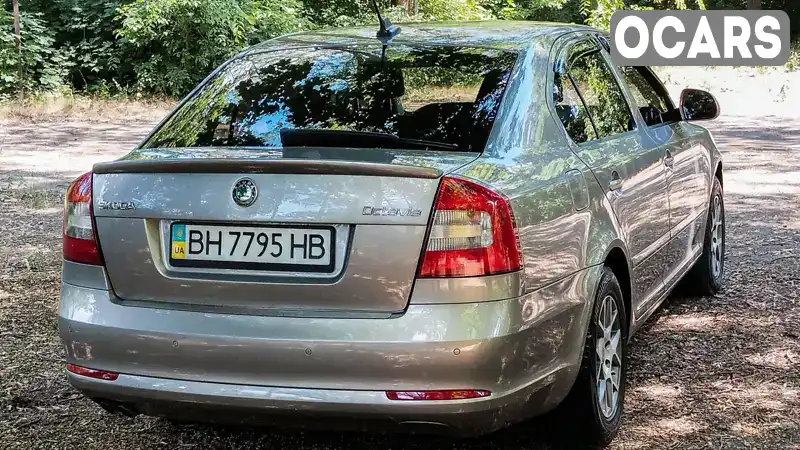 TMBBE61Z9B8012002 Skoda Octavia 2010 Лифтбек 1.98 л. Фото 7