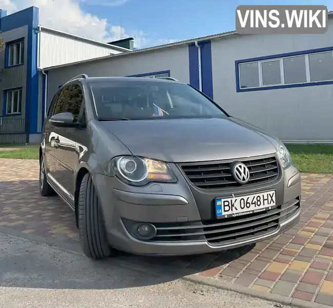 Мінівен Volkswagen Touran 2010 1.9 л. Ручна / Механіка обл. Рівненська, Дубровиця - Фото 1/21