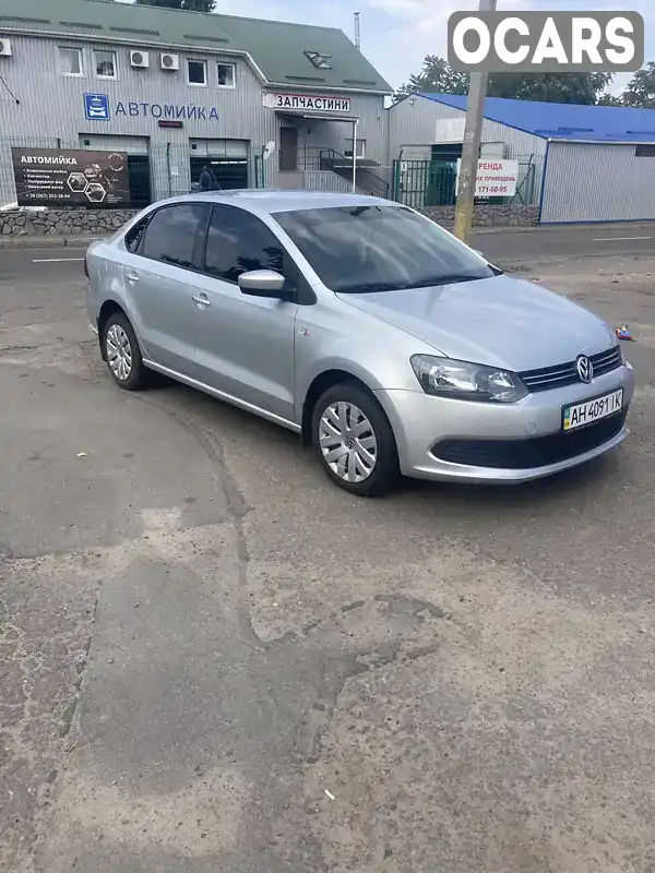 Седан Volkswagen Polo 2013 1.6 л. Ручна / Механіка обл. Полтавська, Кременчук - Фото 1/8