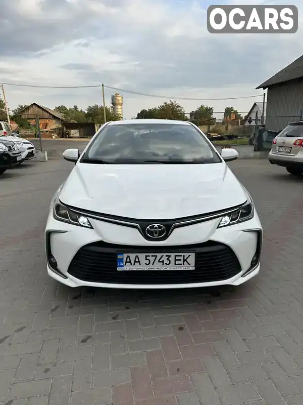 Седан Toyota Corolla 2019 1.6 л. Ручна / Механіка обл. Чернівецька, Чернівці - Фото 1/21