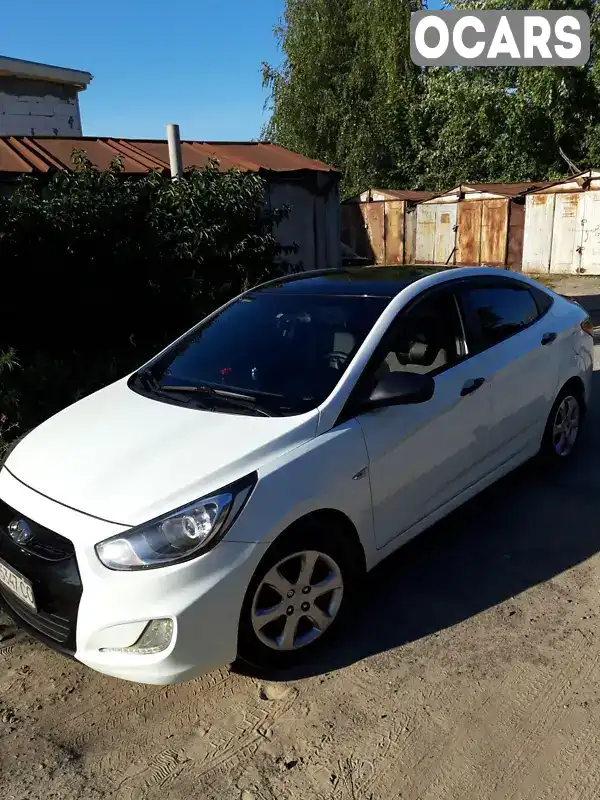 Седан Hyundai Accent 2013 1.4 л. Ручна / Механіка обл. Київська, Вишневе - Фото 1/20