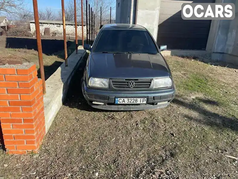 Седан Volkswagen Vento 1996 2 л. Ручна / Механіка обл. Харківська, Шевченківе - Фото 1/11