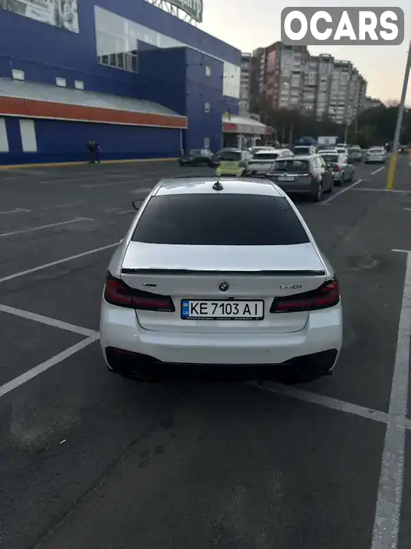 WBAJE7C59JWC57047 BMW 5 Series 2018 Седан 3 л. Фото 2