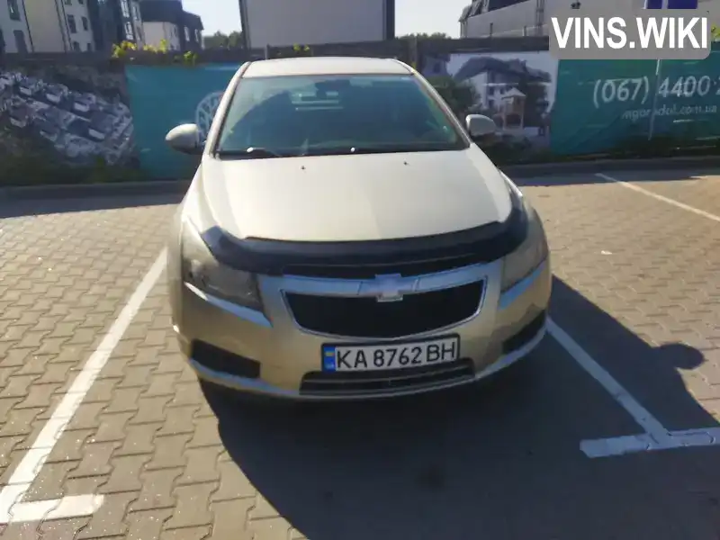 Седан Chevrolet Cruze 2013 1.36 л. Автомат обл. Київська, Вишневе - Фото 1/9