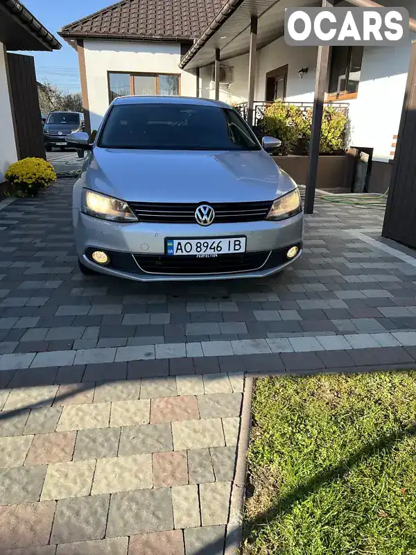 Седан Volkswagen Jetta 2011 1.6 л. Автомат обл. Закарпатська, Свалява - Фото 1/21