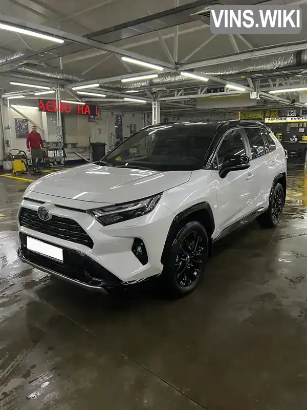 Позашляховик / Кросовер Toyota RAV4 2023 2.5 л. Варіатор обл. Чернівецька, Чернівці - Фото 1/19