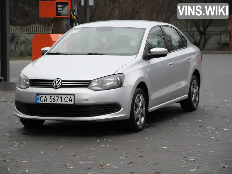 Седан Volkswagen Polo 2013 1.6 л. Автомат обл. Черкасская, Канев - Фото 1/21