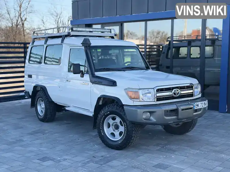 Позашляховик / Кросовер Toyota Land Cruiser 2011 4.2 л. Ручна / Механіка обл. Рівненська, Рівне - Фото 1/21