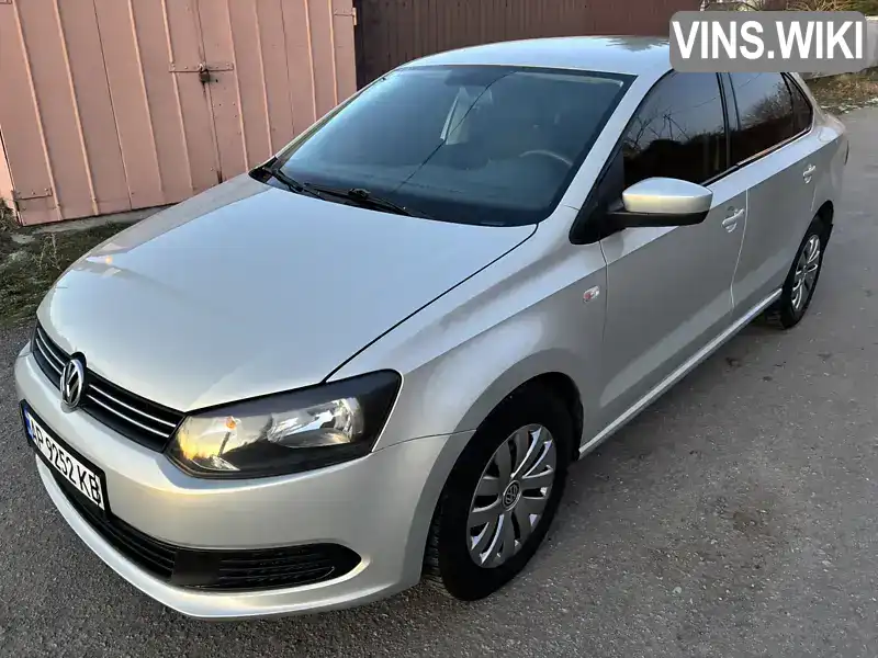 Седан Volkswagen Polo 2011 1.6 л. Ручна / Механіка обл. Запорізька, Запоріжжя - Фото 1/21