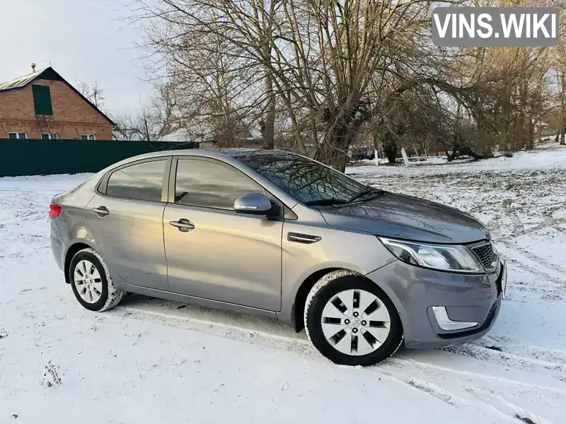 Седан Kia Rio 2013 1.6 л. Ручна / Механіка обл. Сумська, Ромни - Фото 1/16