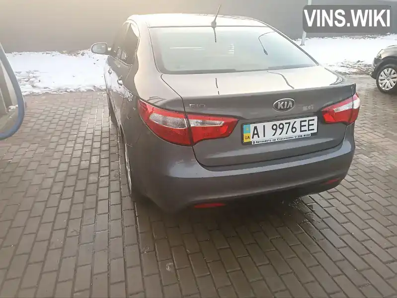 Седан Kia Rio 2013 1.6 л. Ручна / Механіка обл. Київська, Вишневе - Фото 1/20