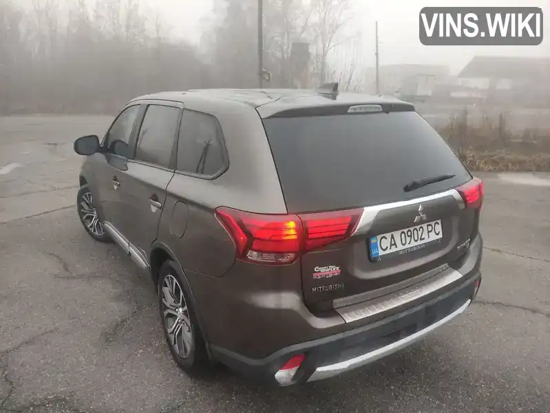 JA4AZ3A35JZ068726 Mitsubishi Outlander 2018 Позашляховик / Кросовер 2.4 л. Фото 9