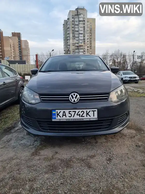 Седан Volkswagen Polo 2013 1.6 л. Ручна / Механіка обл. Київська, Київ - Фото 1/20