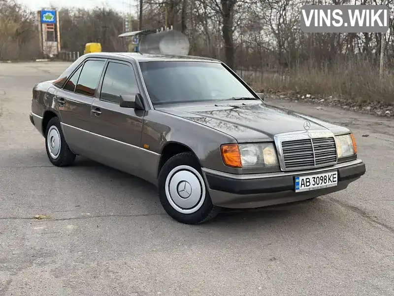 Седан Mercedes-Benz E-Class 1992 2 л. Ручная / Механика обл. Винницкая, Могилев-Подольский - Фото 1/21